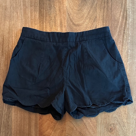 eesome Pants - eesome Black Scalloped Hem Shorts